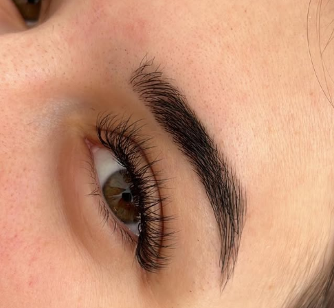 Diseño de cejas con henna BellasEllas Llano de Brujas Murcia